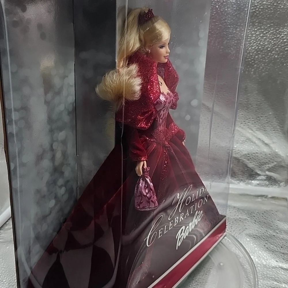 Z Holiday Celebration BARBIE # 56209 VELVET BURGANDY WINTER ROSE
